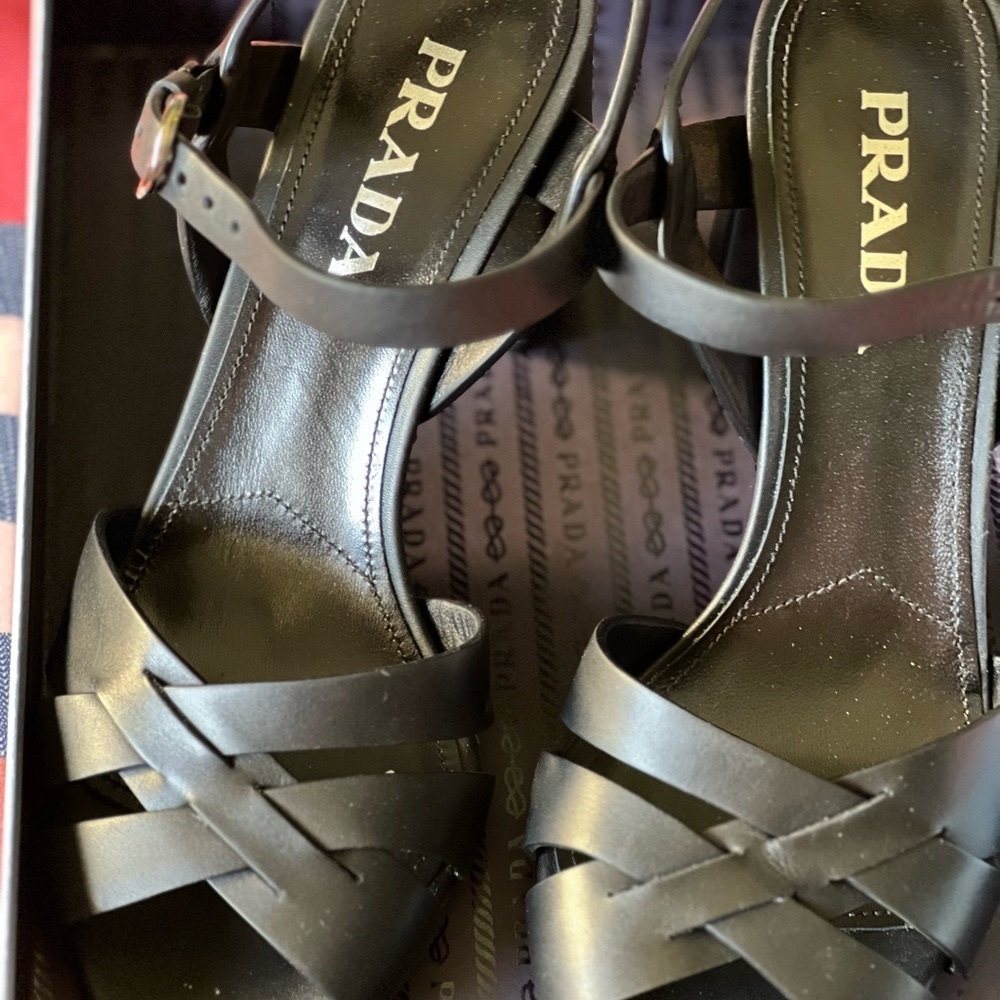 Authentic Prada shoes 39,5 fits us 8 1/2 - 9